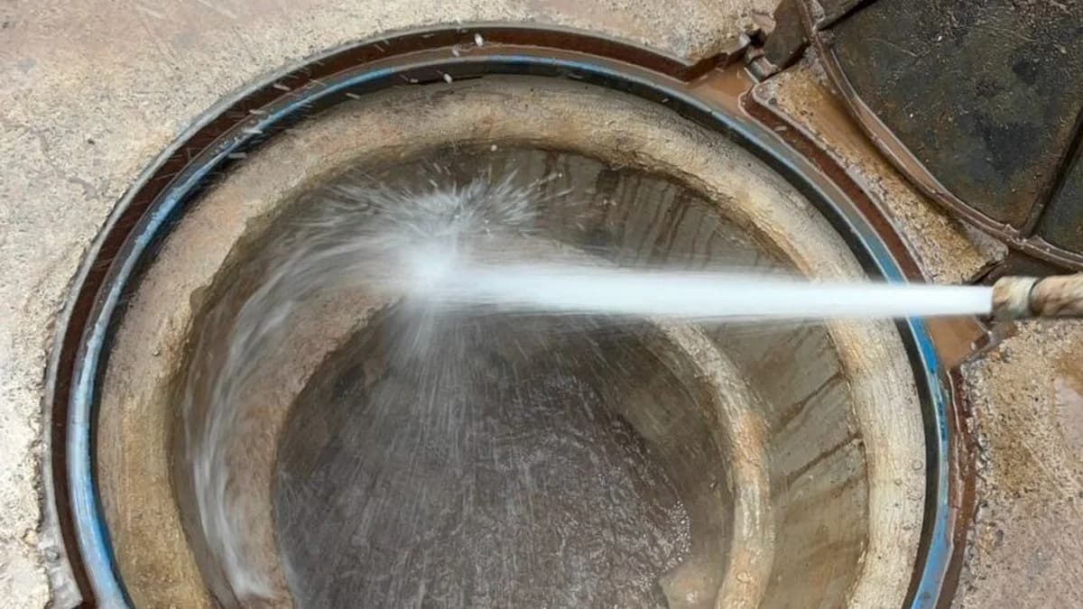 Jato de alta pressão em tubulação circular para limpeza por hidrojateamento